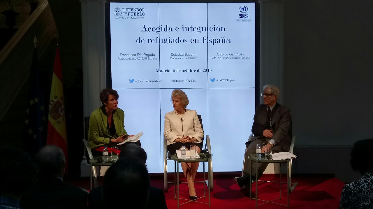 Francesca Friz-Prguda (representante de ACNUR en España) durante su intervención en el acto de apertura, junto a Soledad Becerril y Antonio Garrigues