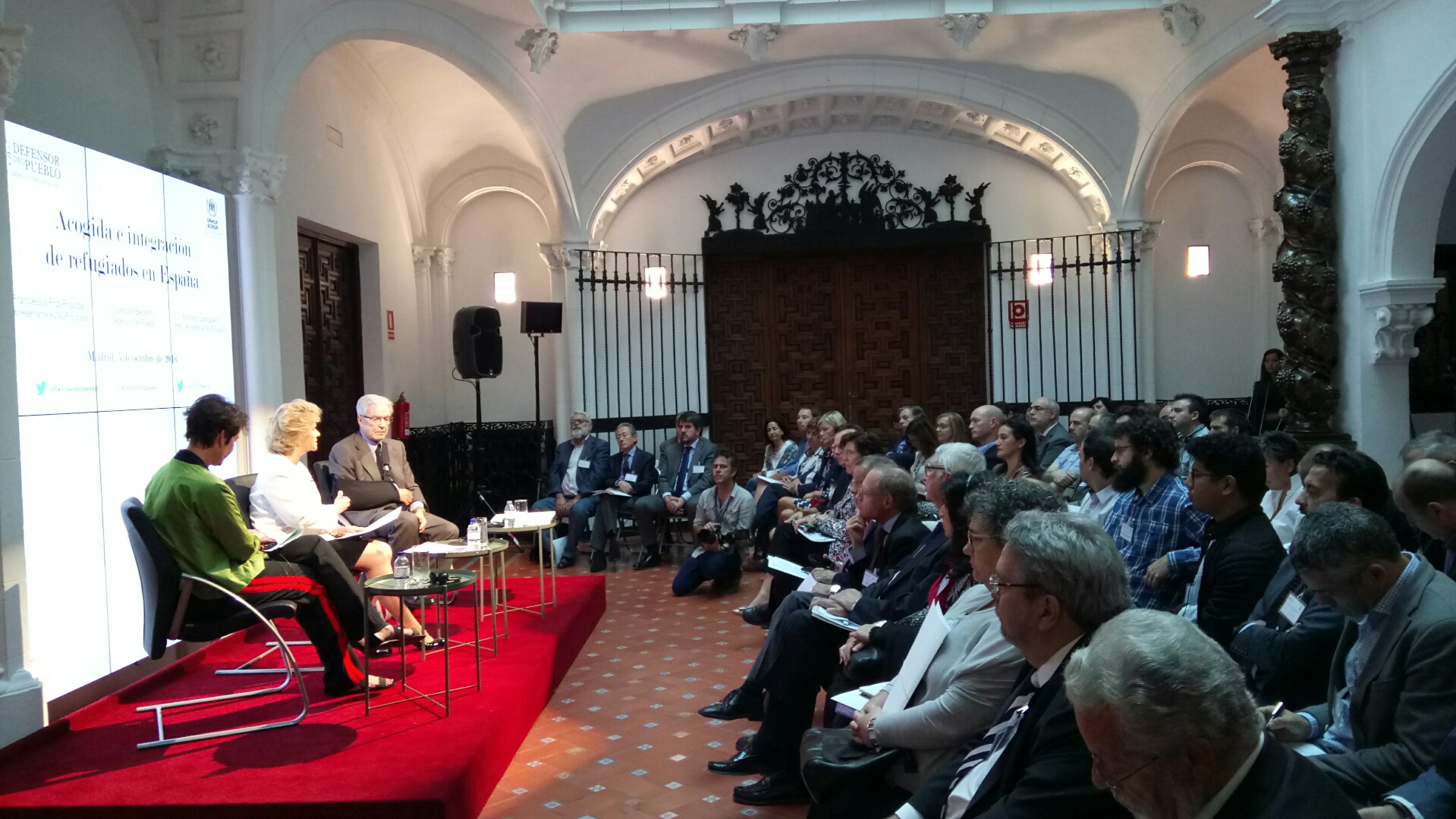 Ponentes y asistentes durante la apertura de la jornada sobre acogida e integración de refugiados en España