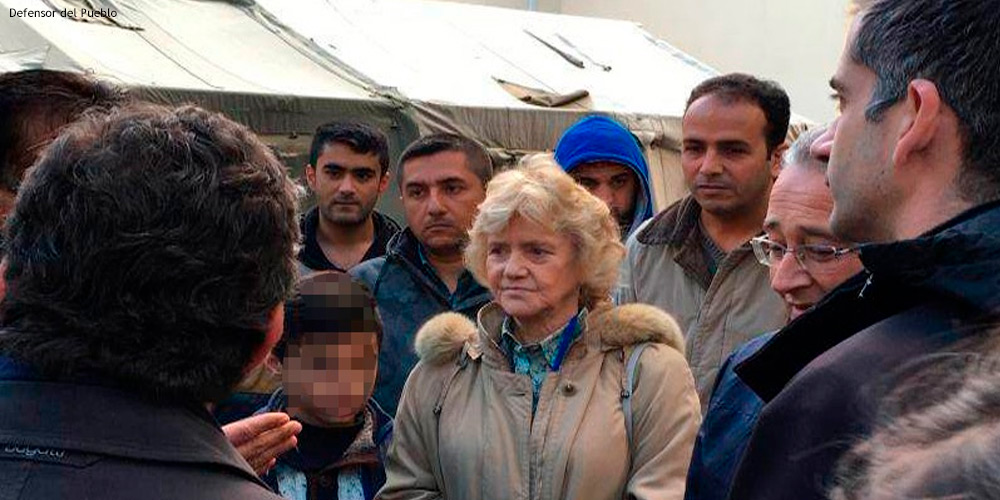 Soledad Becerril charla con un grupo de refugiados en el campo de las Termópilas