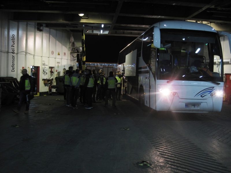 Cargamento del Autobús de Operativo de Repatriación hacia Orán