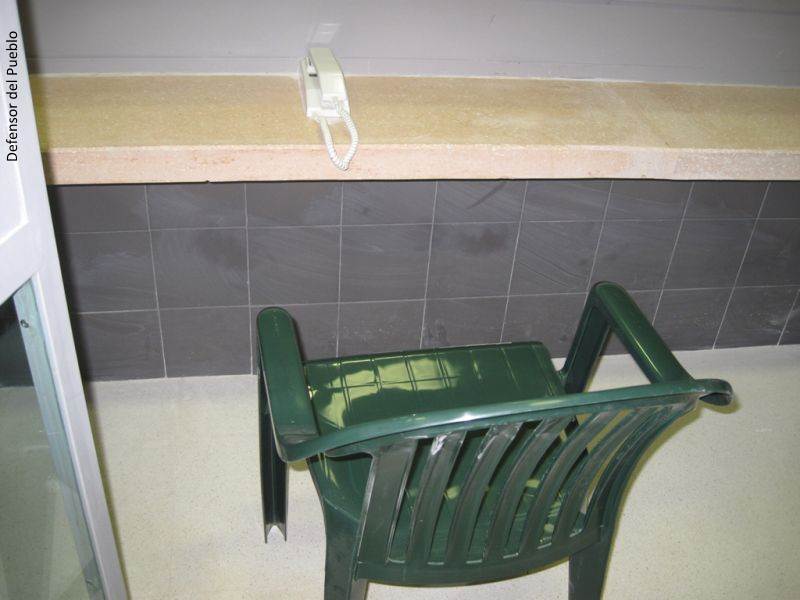 Locutorio de la Cárcel de Archidona, con teléfono y silla verde de plástico