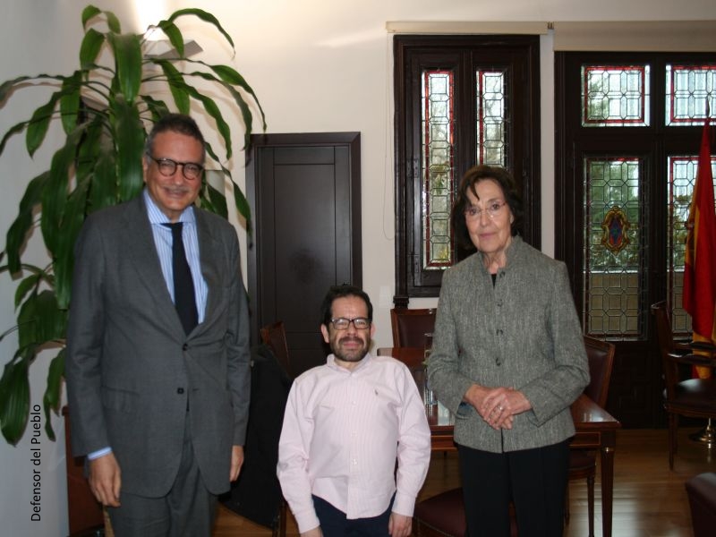 La Adjunta Segunda del Defensor del Pueblo, Concepció Ferrer i Casals, y el técnico responsable de Seguridad y Justicia, Andrés Jiménez, con Jesús Martín Blanco, delegado del CERMI de Derechos Humanos y para la Convención de Naciones Unidas de los Derechos de las Personas con Discapacidad