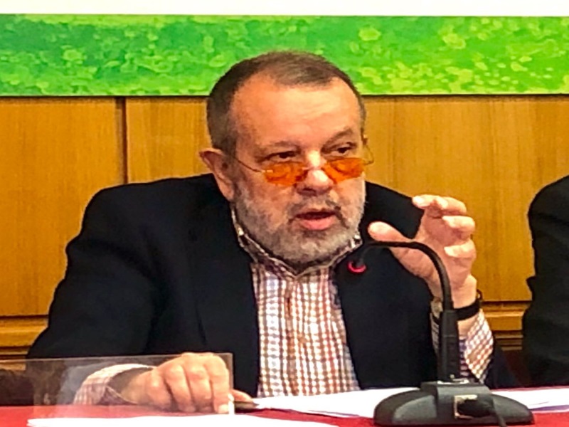 Defensor del Pueblo (e.f.), Francisco Fernández Marugán, hablando durante la jornada de verano del Ministerio Fiscal en Galicia