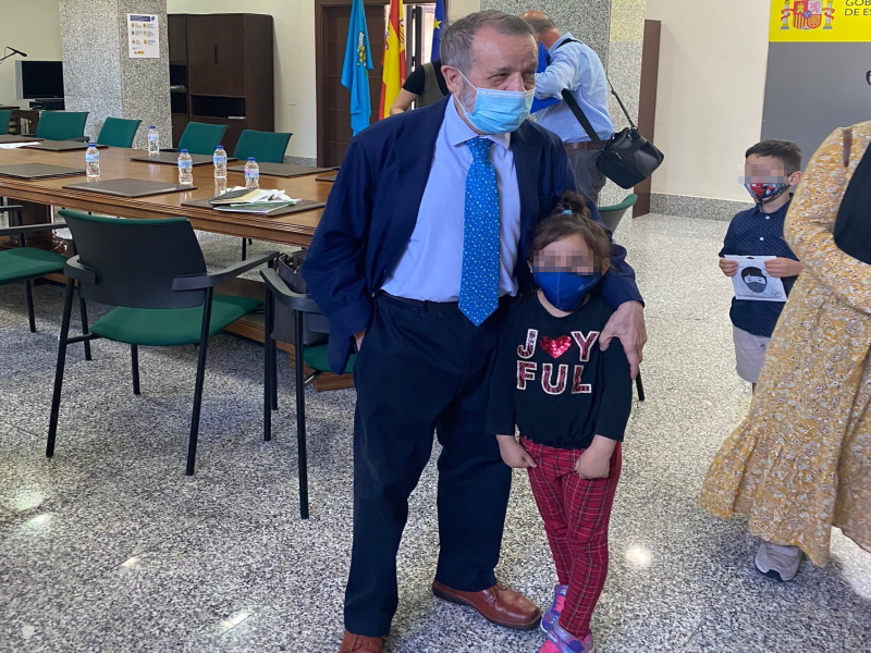 El Defensor abraza a un menor durante su visita