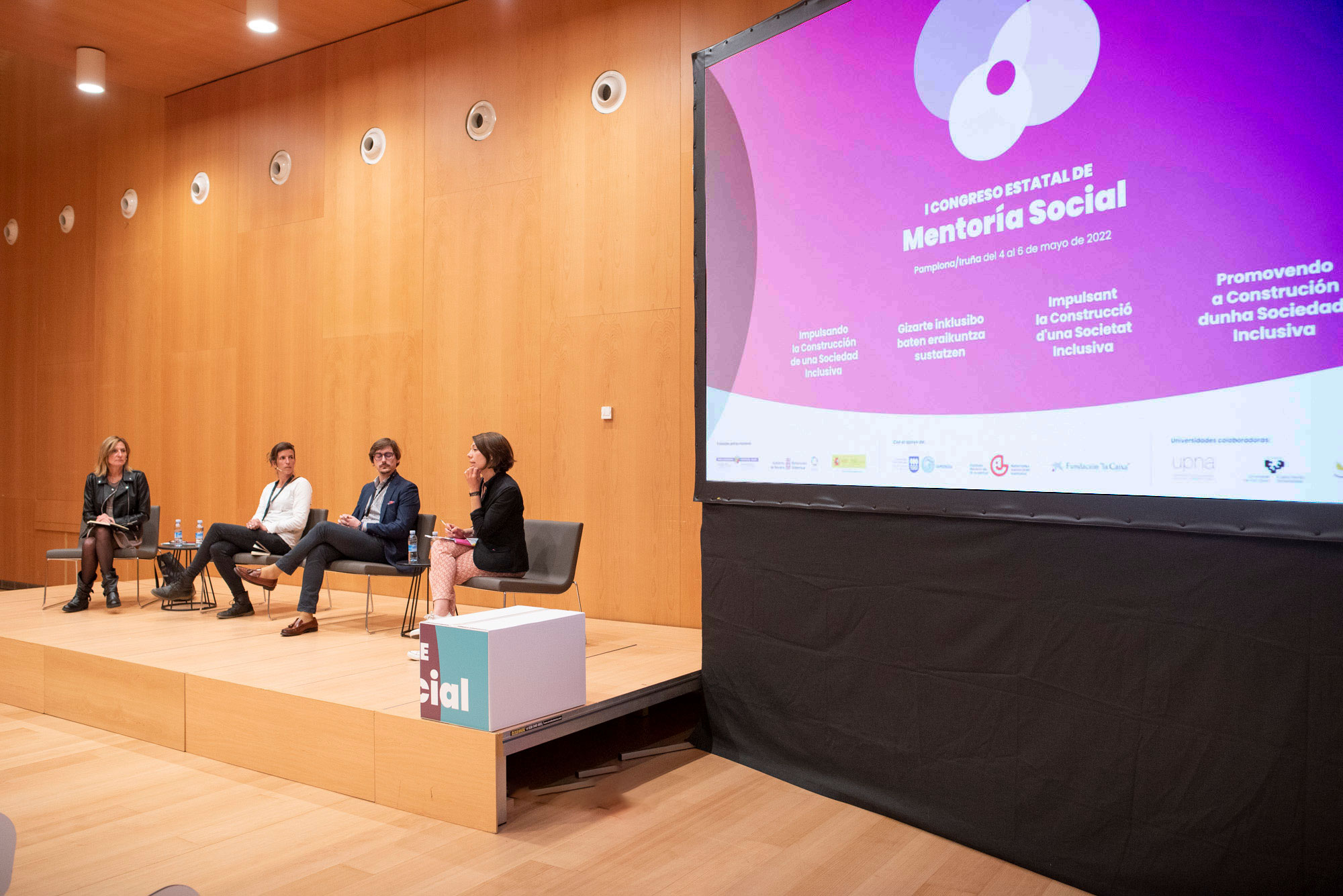 Foto de la intervención de los ponentes en el I Congreso estatal de Mentoría Social: Patricia Bárcena, Andrea Gabernet, Juan José Padial y Arantza Chacón