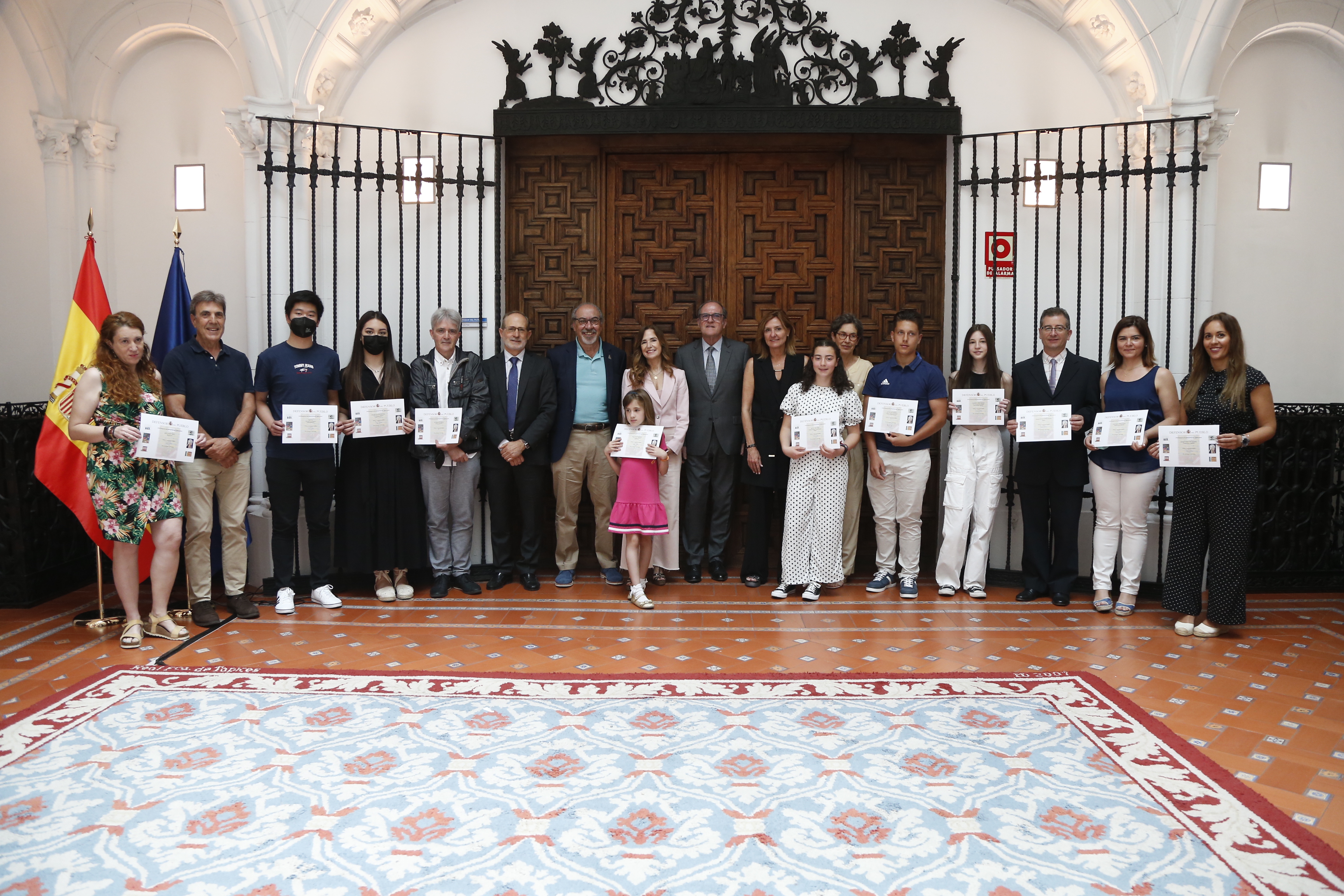 Foto de grupo del Defensor y las adjuntas junto a todos los galardonados