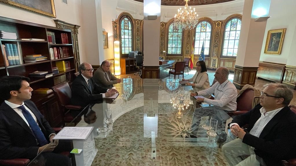 Reunión con los empresarios de estaciones de servicios, en la imagen: Néstor Carmona, Ángel Gabilondo, Pedro Baena, Nuria Lekue, Jorge de Benito y Fernando Mena.