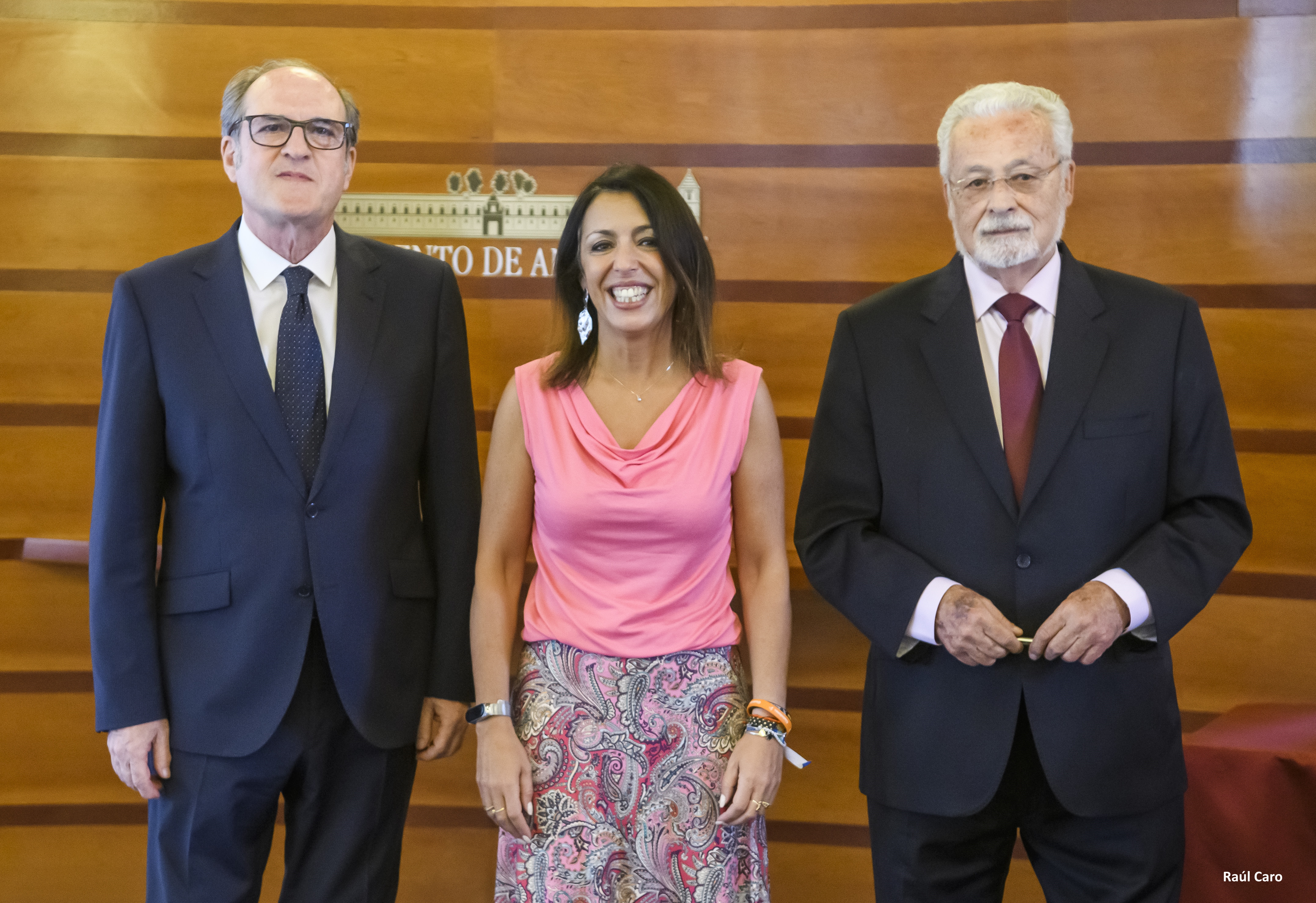 El Defensor del Pueblo y Defensor del Pueblo Andaluz junto a Marta Bosquet, presidenta del Parlamento Andaluz