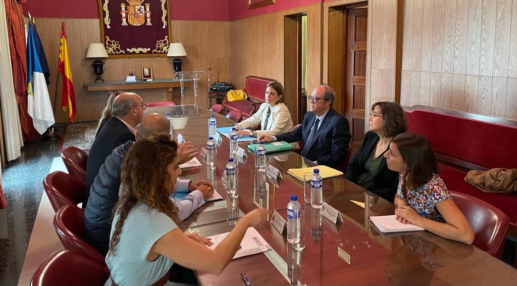 Ángel Gabilondo se reúne con el delegado del Gobierno en Canarias y con el diputado del Común
