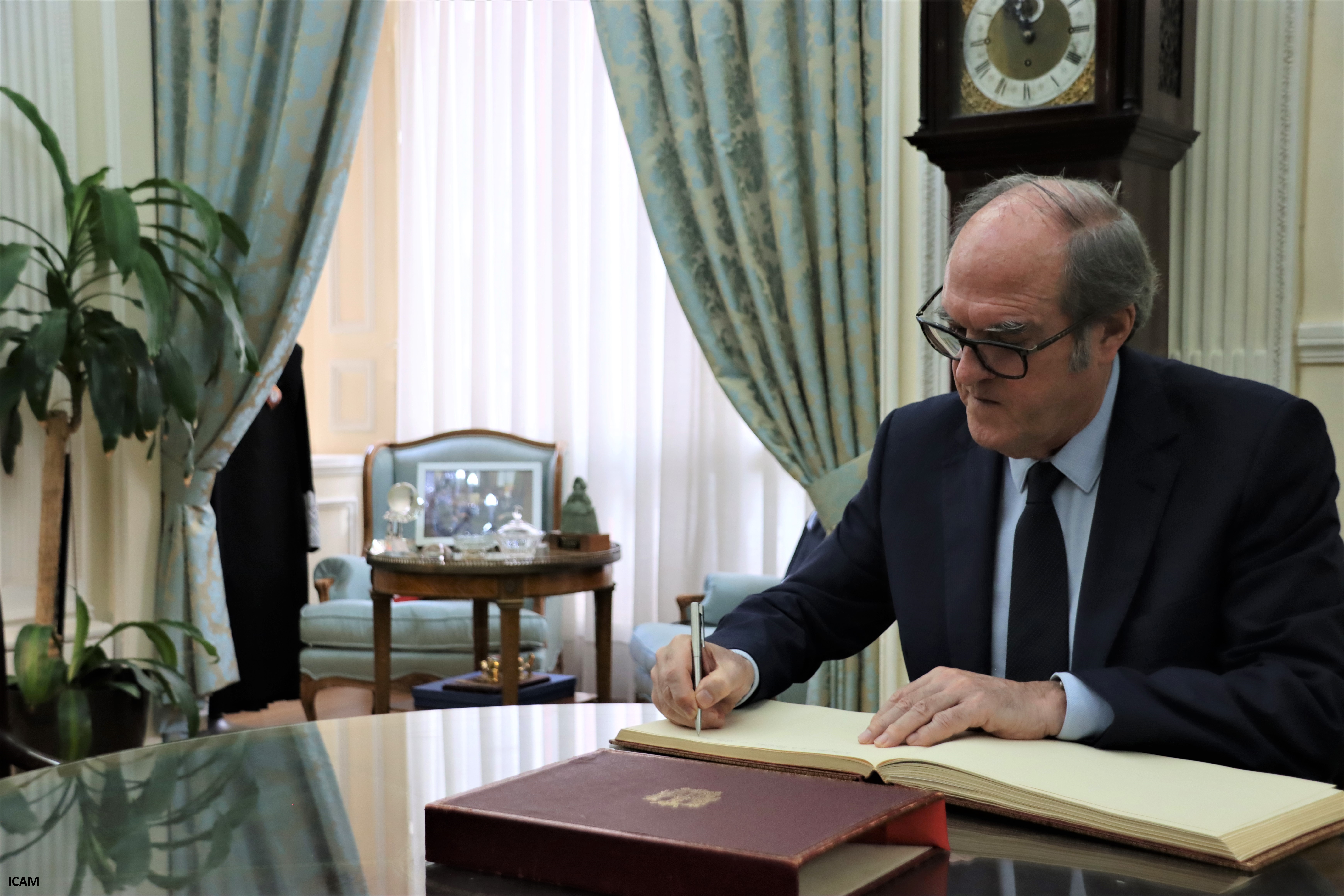 El Defensor del Pueblo, Ángel Gabilondo firma en el libro de honor del Colegio de la Abogacía de Madrid
