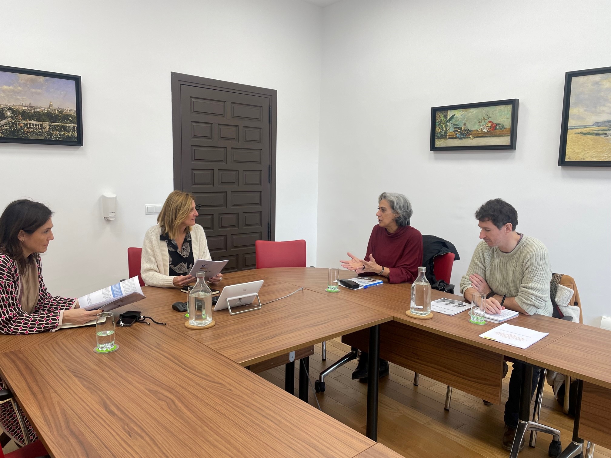 La adjunta segunda del Defensor del Pueblo, Patricia Bárcena con representantes de Médicos del Mundo