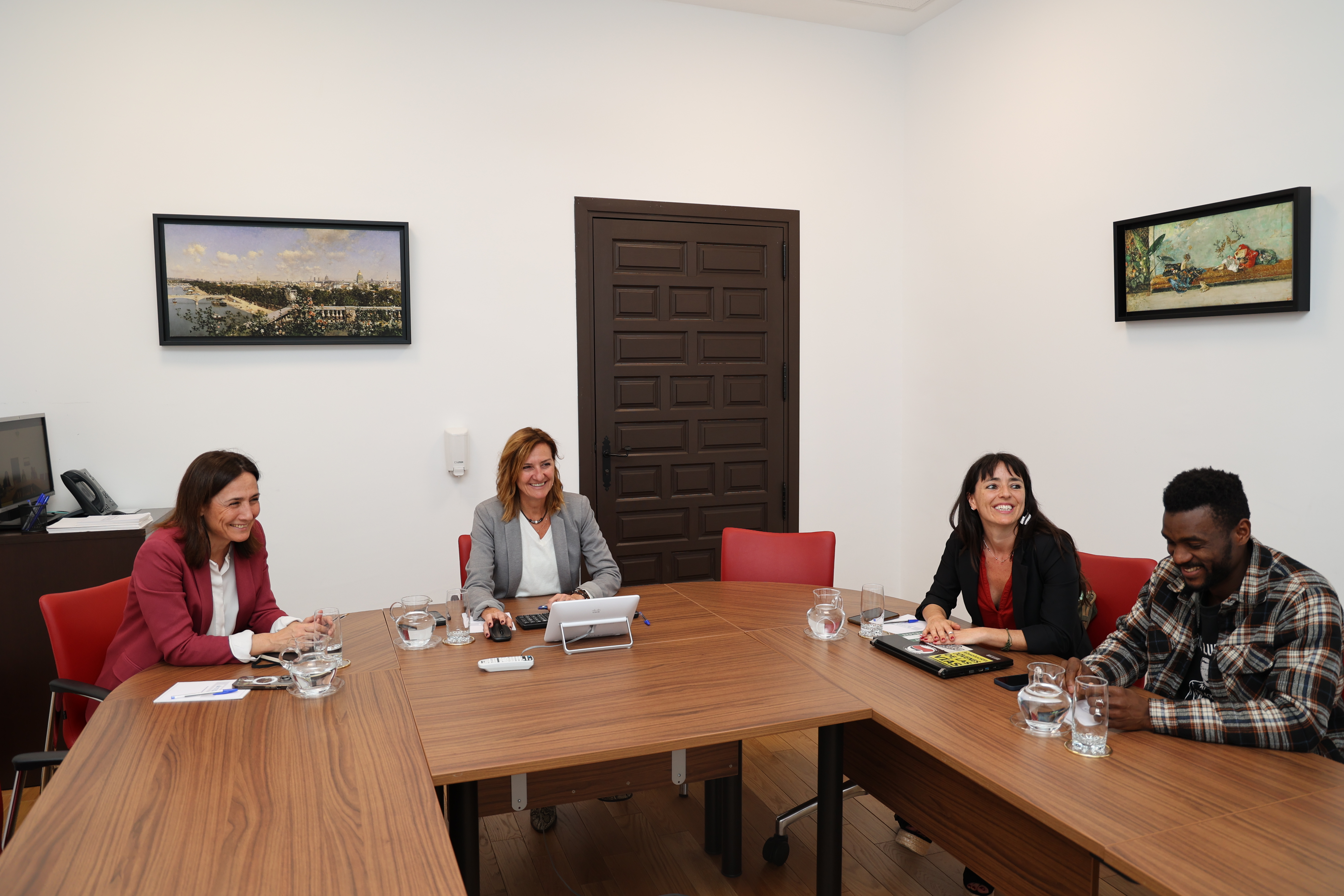 La adjunta segunda del Defensor del Pueblo, Patricia Bárcena reunida con representantes de Iridia