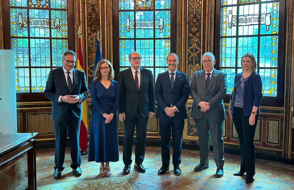 El Defensor del Pueblo, Ángel Gabilondo, ha mantenido un encuentro este viernes en la sede de la institución con el decano del Ilustre Colegio de la Abogacía de Madrid (ICAM), Eugenio Ribón.