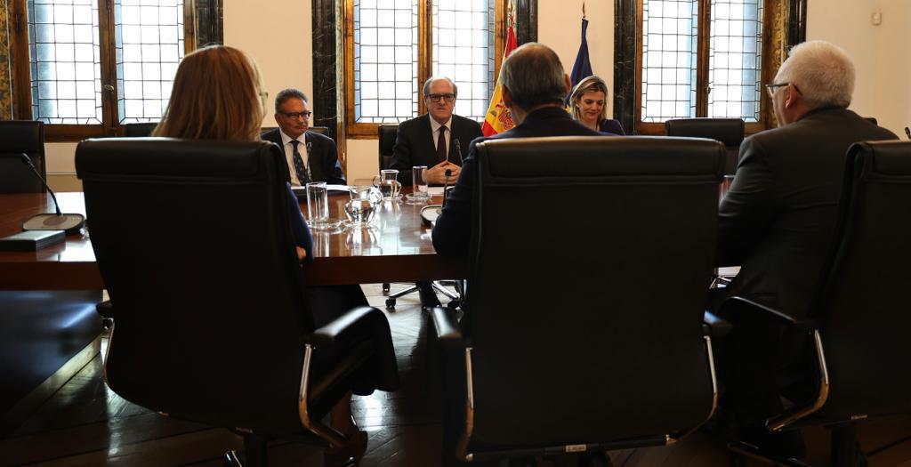 El Defensor del Pueblo, Ángel Gabilondo, ha mantenido un encuentro este viernes en la sede de la institución con el decano del Ilustre Colegio de la Abogacía de Madrid (ICAM), Eugenio Ribón.