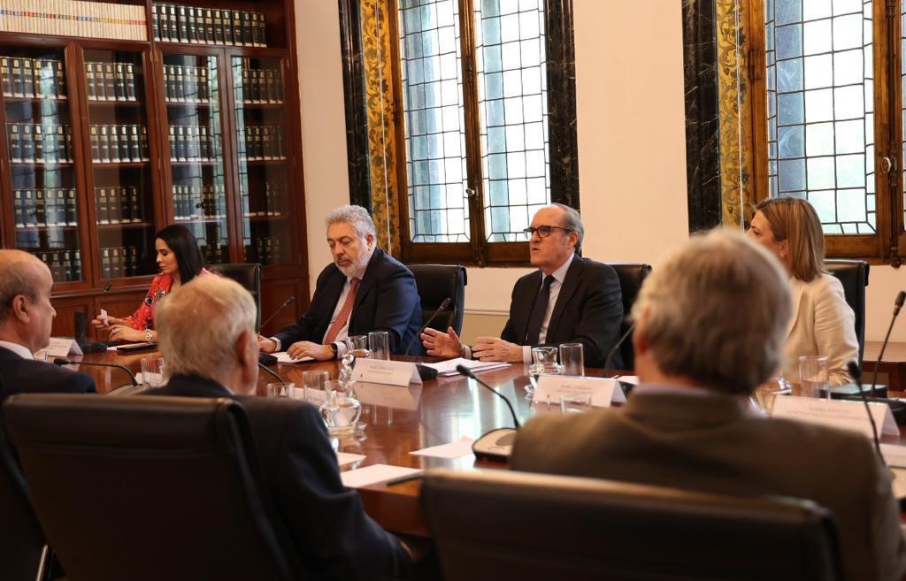 El Defensor del Pueblo reunido con los representantes de la OEI