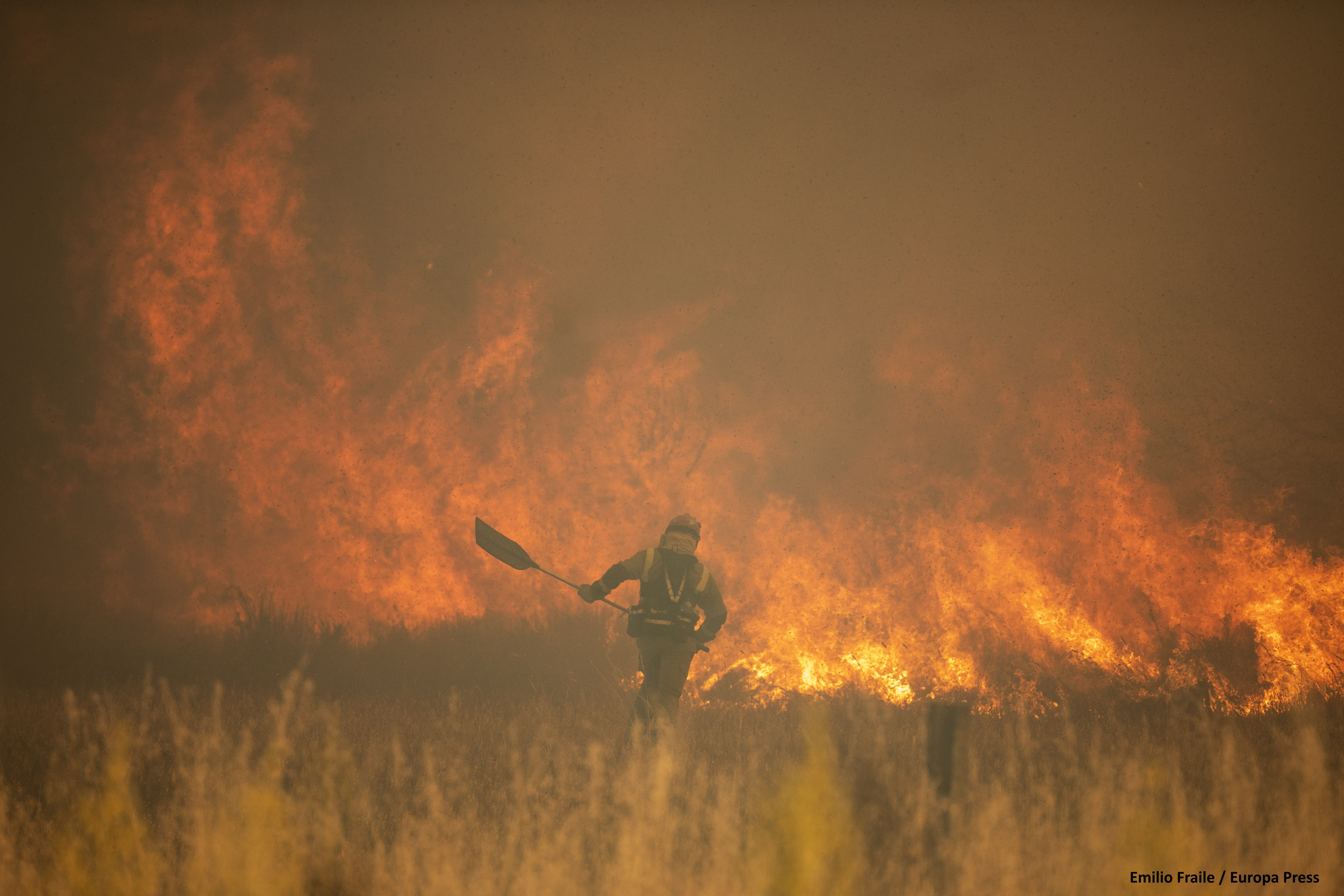 Bombero intentando sofocar incendio