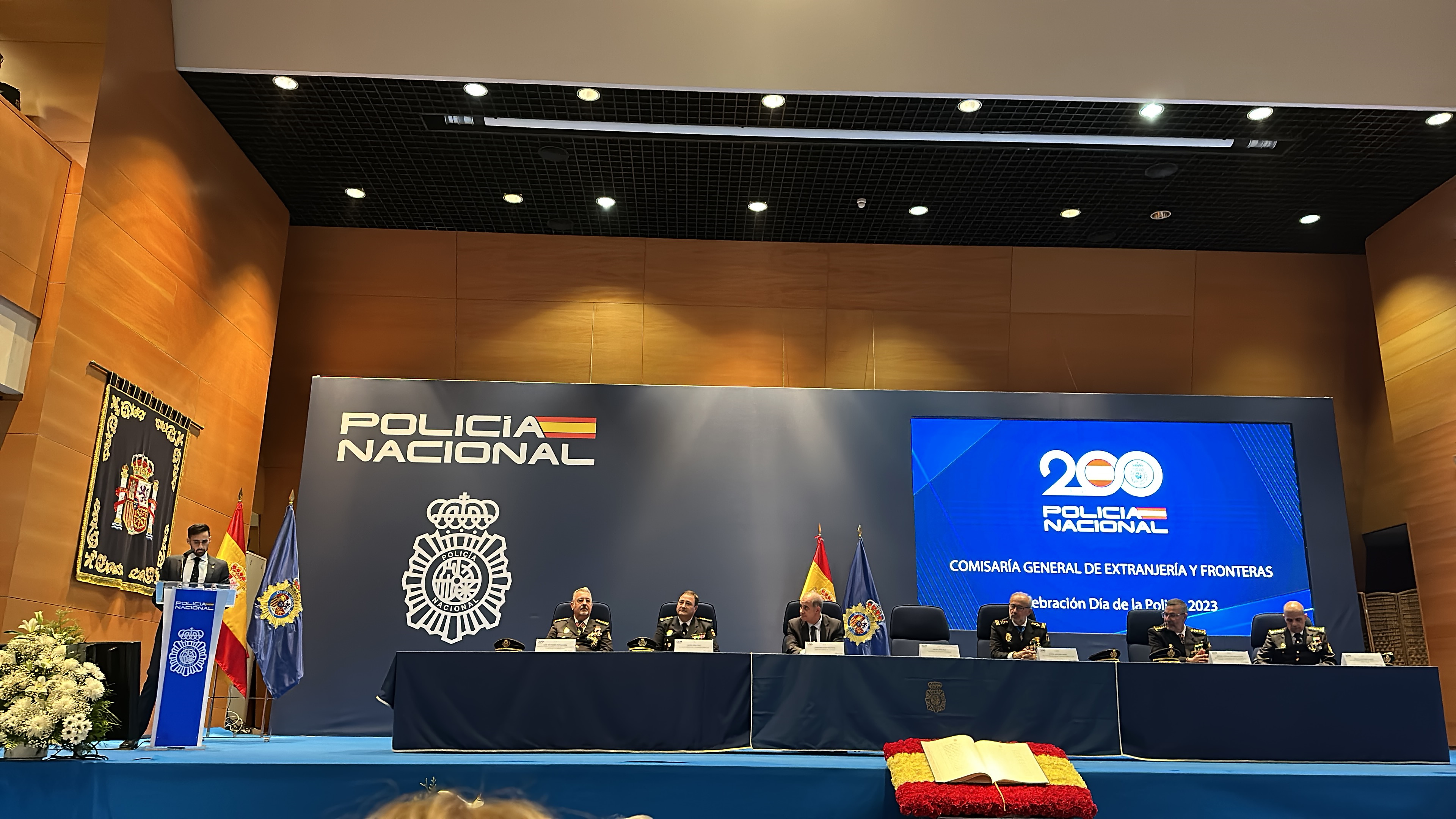 La adjunta primera del Defensor del Pueblo, Teresa Jiménez-Becerril y la adjunta segunda, Patricia Bárcena asisten a la imposición de condecoraciones al mérito policial