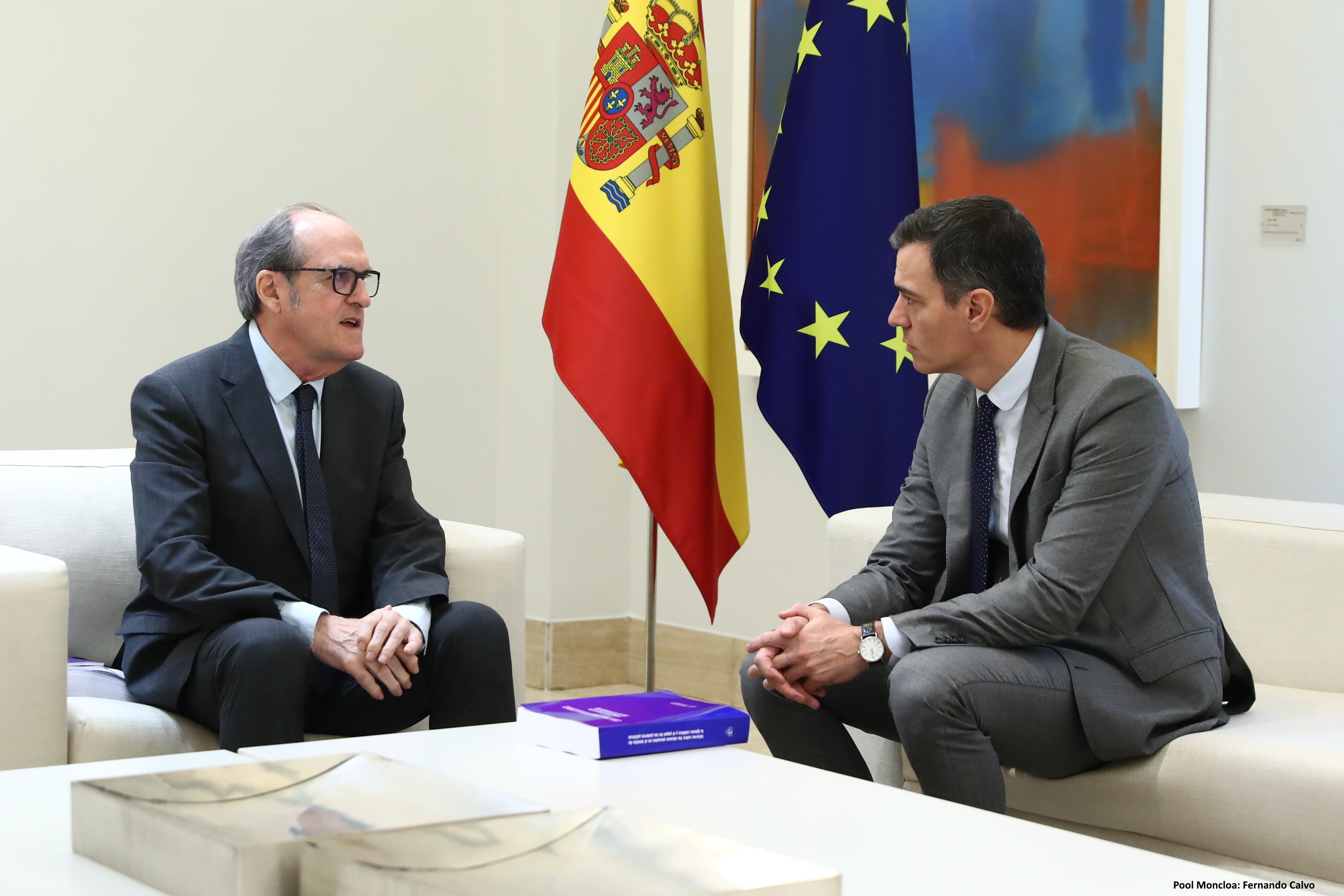 El Defensor del Pueblo, Angel Gabilondo, entrega el informe sobre abusos sexuales en la Iglesia al presidente del Gobierno en funciones, Pedro Sánchez