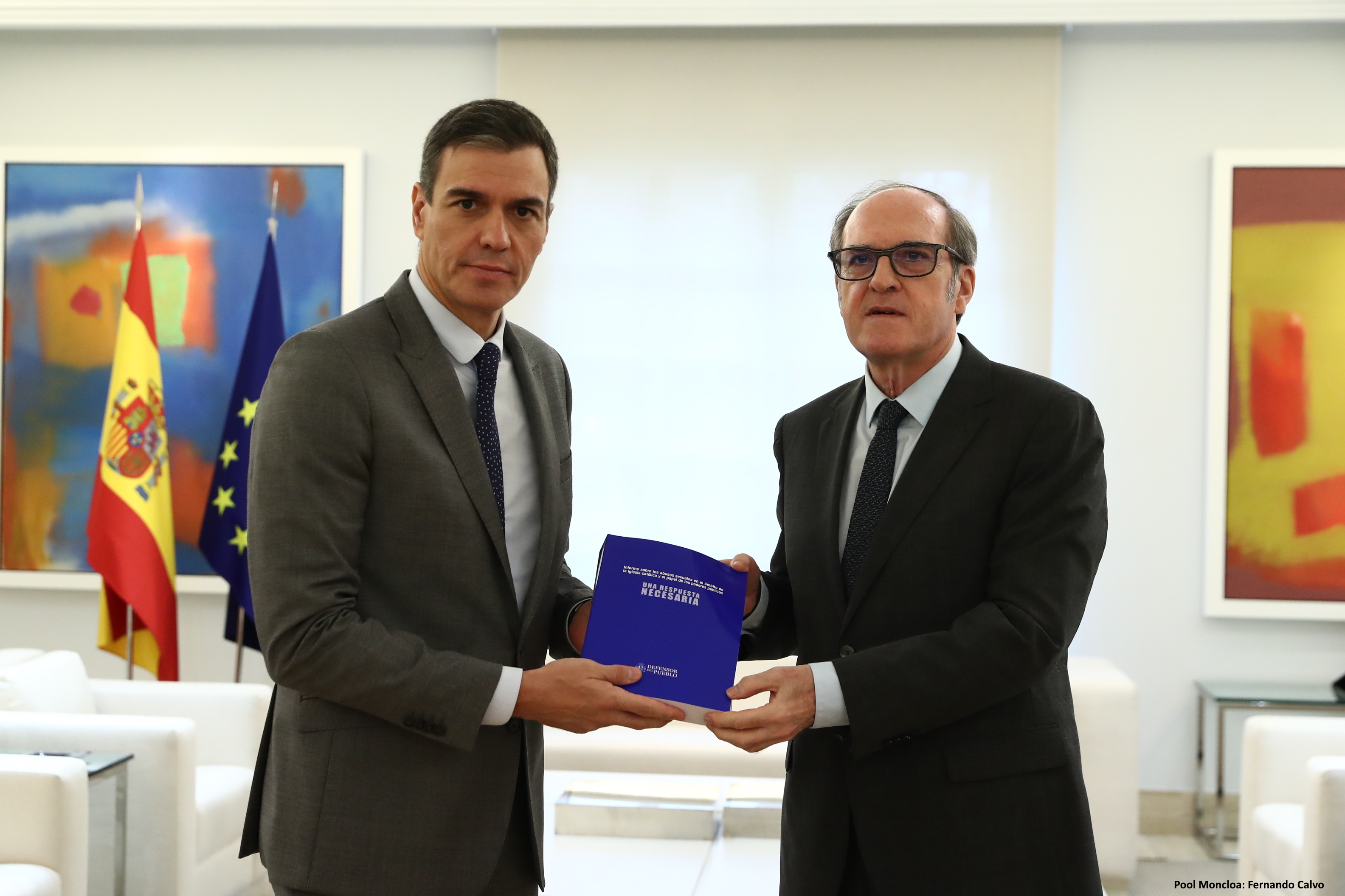 El Defensor del Pueblo, Angel Gabilondo, entrega el informe sobre abusos sexuales en la Iglesia al presidente del Gobierno en funciones, Pedro Sánchez