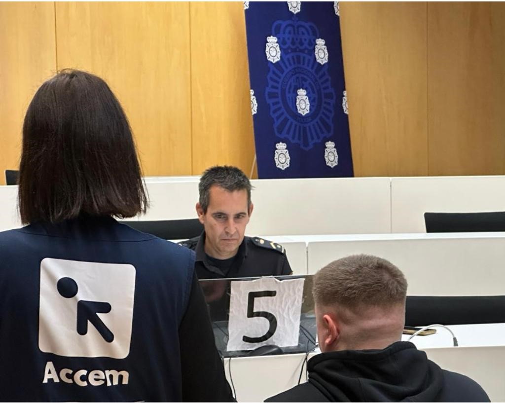 El Defensor del Pueblo, Ángel Gabilondo, en el centro de recepción, atención y derivación para personas desplazadas (CREADE) de Pozuelo de Alarcón (Madrid).