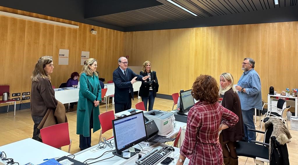 El Defensor del Pueblo, Ángel Gabilondo, en el centro de recepción, atención y derivación para personas desplazadas (CREADE) de Pozuelo de Alarcón (Madrid).