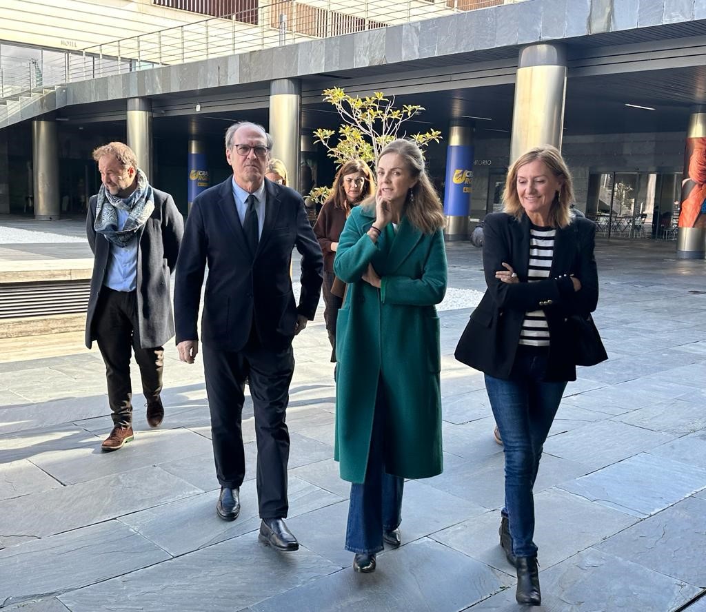 El Defensor del Pueblo, Ángel Gabilondo, en el centro de recepción, atención y derivación para personas desplazadas (CREADE) de Pozuelo de Alarcón (Madrid)