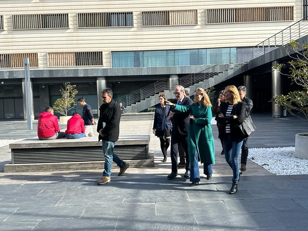 El Defensor del Pueblo, Ángel Gabilondo, en el centro de recepción, atención y derivación para personas desplazadas (CREADE) de Pozuelo de Alarcón (Madrid)