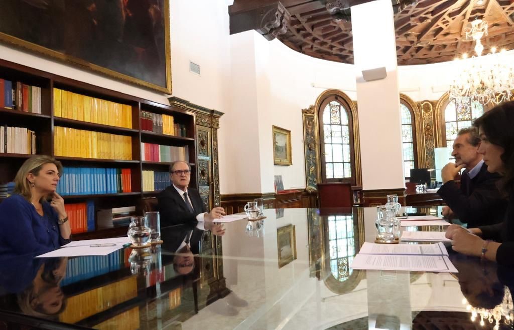 El Defensor del Pueblo, Ángel Gabilondo reunido con el director ejecutivo de Save the Children, Andrés Conde