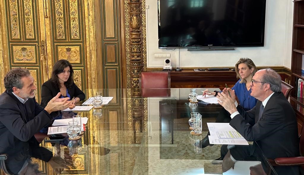 El Defensor del Pueblo, Ángel Gabilondo reunido con el director ejecutivo de Save the Children, Andrés Conde