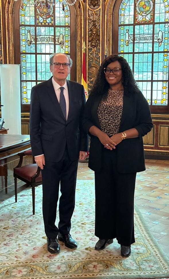 El Defensor del Pueblo, Ángel Gabilondo, se se reúne con la Defensora de los Habitantes de Costa Rica, Angie Cruickshank.