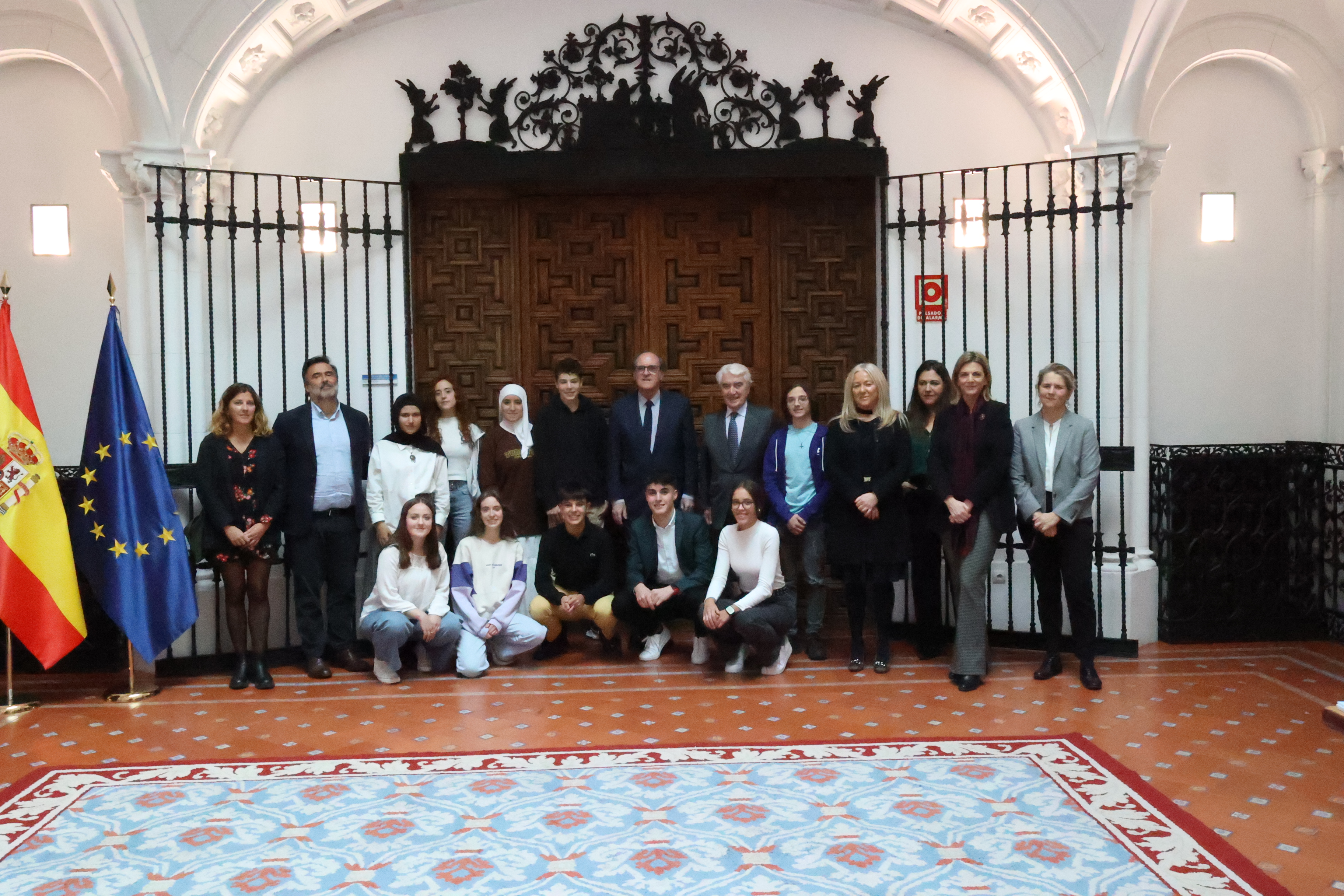 El Defensor del Pueblo, Ángel Gabilondo, y el presidente de UNICEF España, Gustavo Suárez Pertierra, han mantenido un encuentro en la sede de la institución Defensor del Pueblo con un grupo de niñas, niños y jóvenes, de diferentes puntos del país, que forman parte del Grupo Asesor de Infancia de UNICEF España.