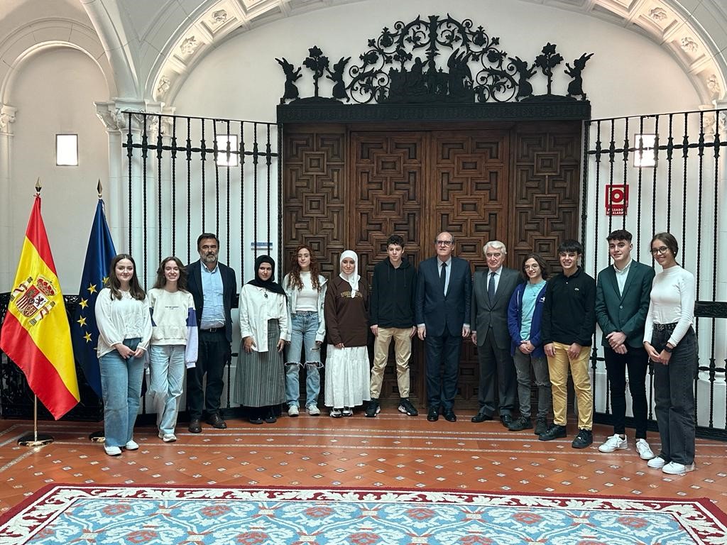 El Defensor del Pueblo, Ángel Gabilondo, y el presidente de UNICEF España, Gustavo Suárez Pertierra, han mantenido un encuentro en la sede de la institución Defensor del Pueblo con un grupo de niñas, niños y jóvenes, de diferentes puntos del país, que forman parte del Grupo Asesor de Infancia de UNICEF España.