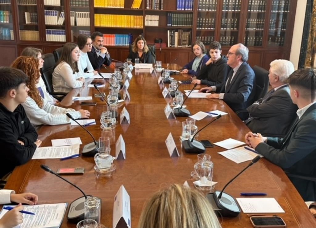 El Defensor del Pueblo, Ángel Gabilondo, y el presidente de UNICEF España, Gustavo Suárez Pertierra, han mantenido un encuentro con un grupo de niñas, niños y jóvenes, de diferentes puntos del país, que forman parte del Grupo Asesor de Infancia de UNICEF España.