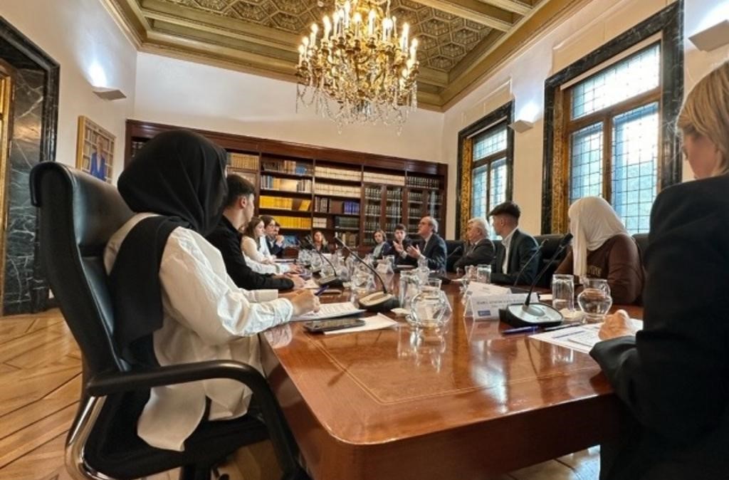 El Defensor del Pueblo, Ángel Gabilondo, y el presidente de UNICEF España, Gustavo Suárez Pertierra, han mantenido un encuentro en la sede de la institución Defensor del Pueblo con un grupo de niñas, niños y jóvenes, de diferentes puntos del país, que forman parte del Grupo Asesor de Infancia de UNICEF España.