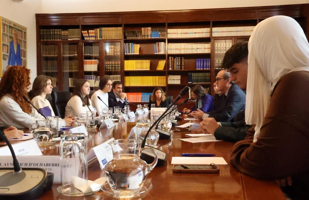 El Defensor del Pueblo, Ángel Gabilondo, y el presidente de UNICEF España, Gustavo Suárez Pertierra, han mantenido un encuentro en la sede de la institución Defensor del Pueblo con un grupo de niñas, niños y jóvenes, de diferentes puntos del país, que forman parte del Grupo Asesor de Infancia de UNICEF España.