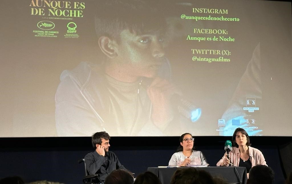 El Defensor del Pueblo asiste a la proyección del corto ‘Aunque es de noche’ sobre la vida en la Cañada Real