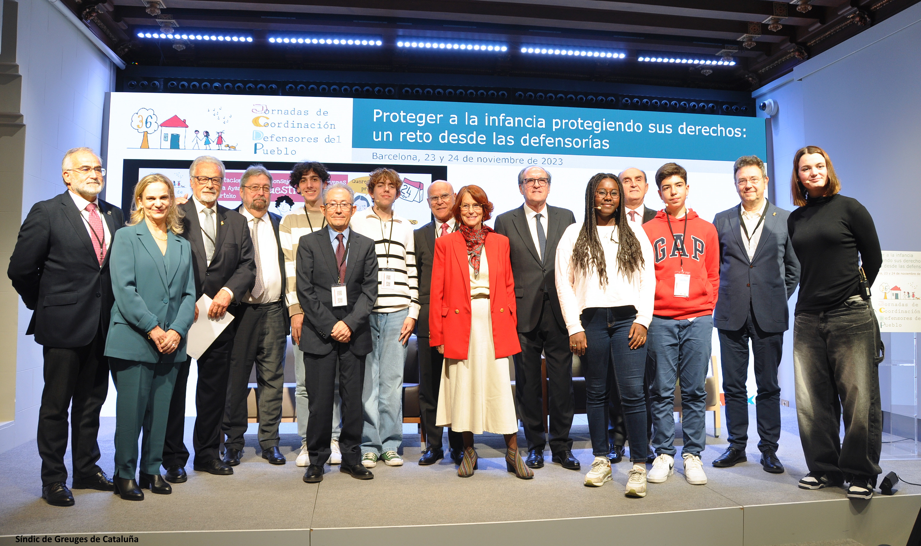 Jóvenes de los consejos asesores jóvenes de las Defensorías con los Defensores