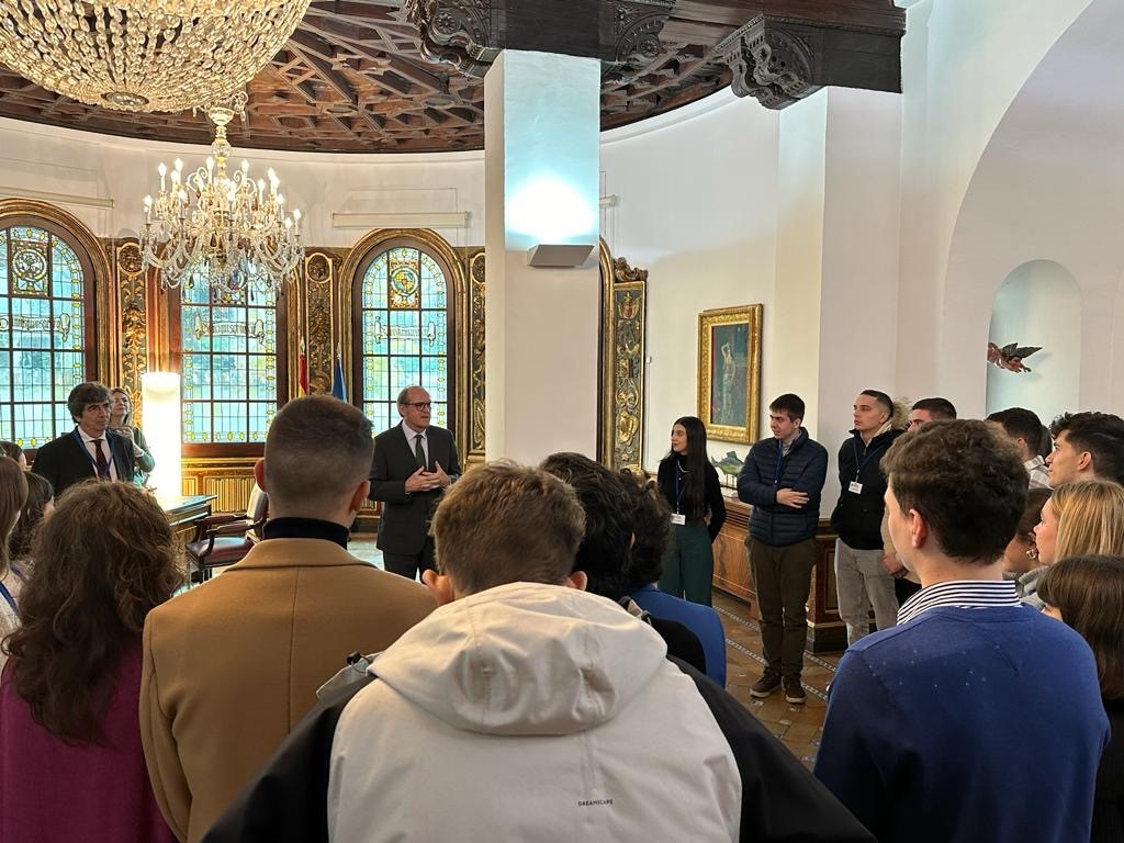 El Defensor del Pueblo, Ángel Gabilondo, reunido con un grupo de jóvenes procedentes de todas las comunidades autónomas que visitarán las instituciones del Estado coincidiendo con el Aniversario de la Constitución