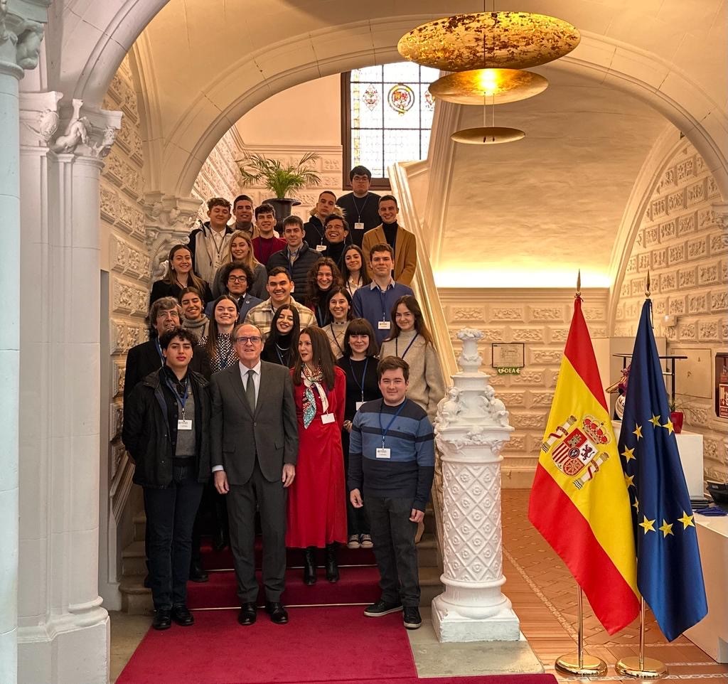 El Defensor del Pueblo, Ángel Gabilondo, reunido con un grupo de jóvenes procedentes de todas las comunidades autónomas que visitarán las instituciones del Estado coincidiendo con el Aniversario de la Constitución