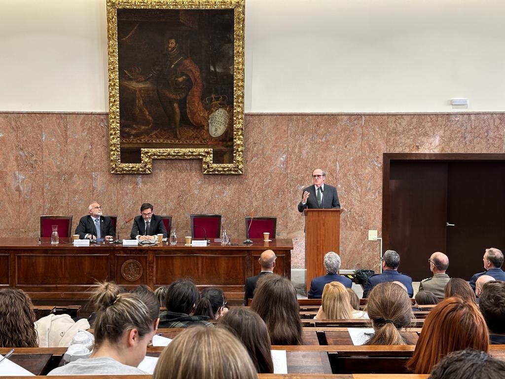 El Defensor del Pueblo, Ángel Gabilondo imparte una conferencia en la Facultad de Derecho de la Universidad de Zaragoza