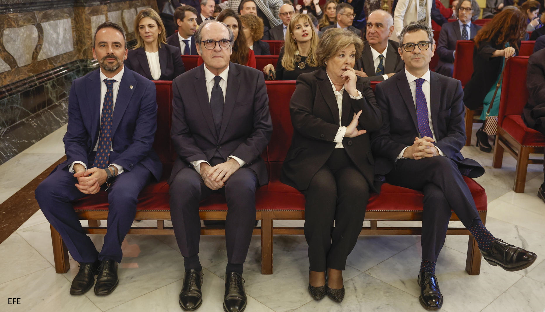 El ministro de Presidencia, Justicia y Relaciones con las Cortes, Félix Bolaños (d) y el defensor del Pueblo, Ángel Gabilondo, entre otros, asisten a la toma de posesión del cargo del fiscal general del Estado, Álvaro García Ortiz este miércoles en la sede del Tribunal Supremo de Madrid.