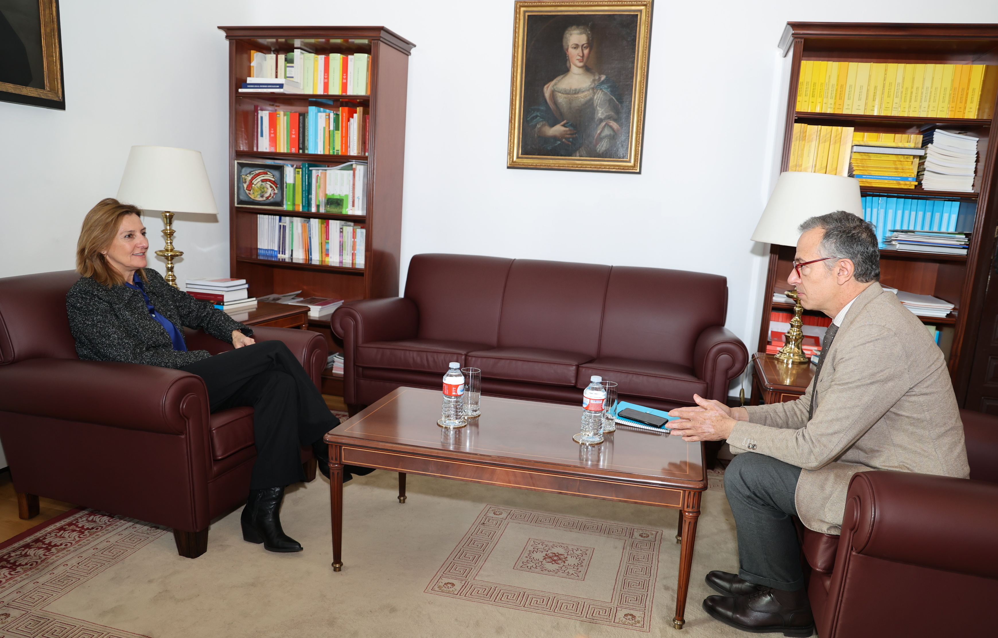 La adjunta segunda del Defensor del Pueblo, Patricia Bárcena y el director general de Protección Internacional del Ministerio del Interior, Octavio Rivera.