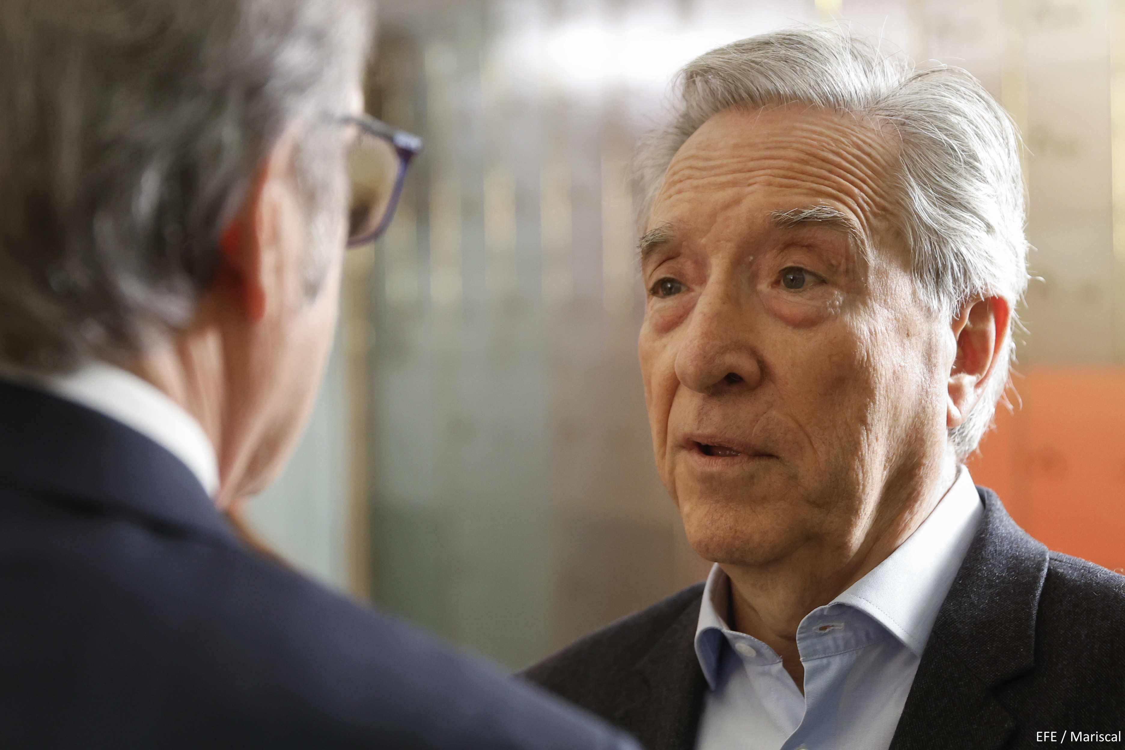 El Defensor del Pueblo, Ángel Gabilondo charla con el periodista Iñaki Gabilondo en el Instituto Cervantes en la entrega del legado de este a la Caja de las Letras