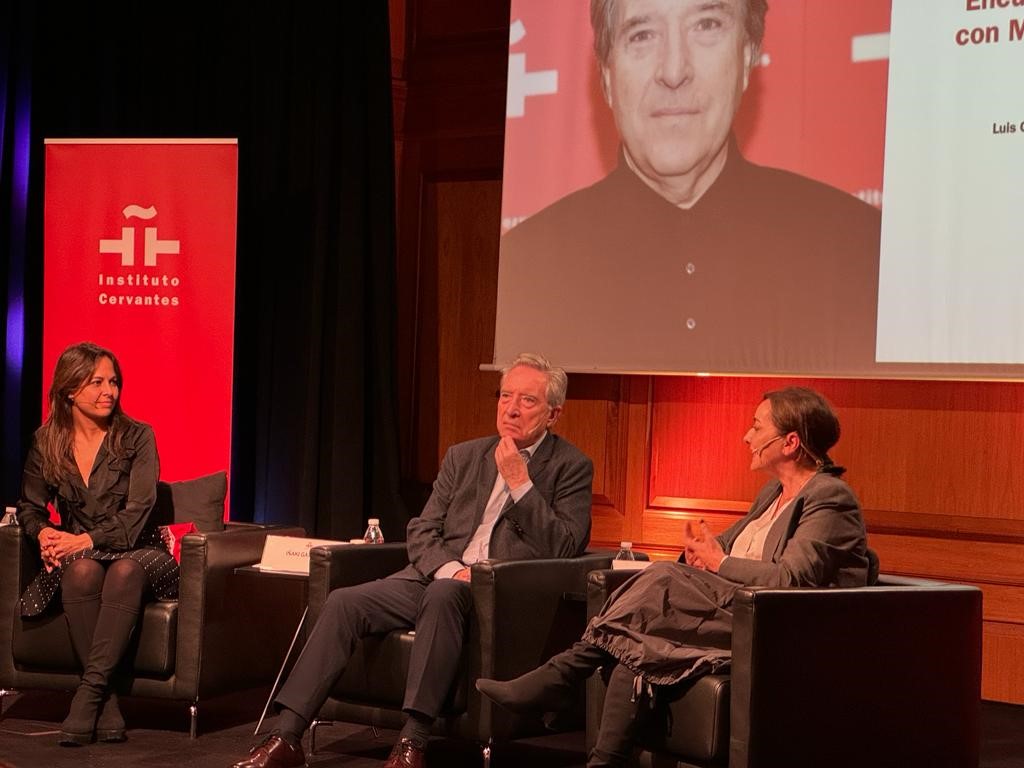 Iñaki Gabilondo junto a la directora y presentadora del programa radiofónico El Faro de la Cadena SER, Mara Torres y la directora de El País, Pepa Bueno