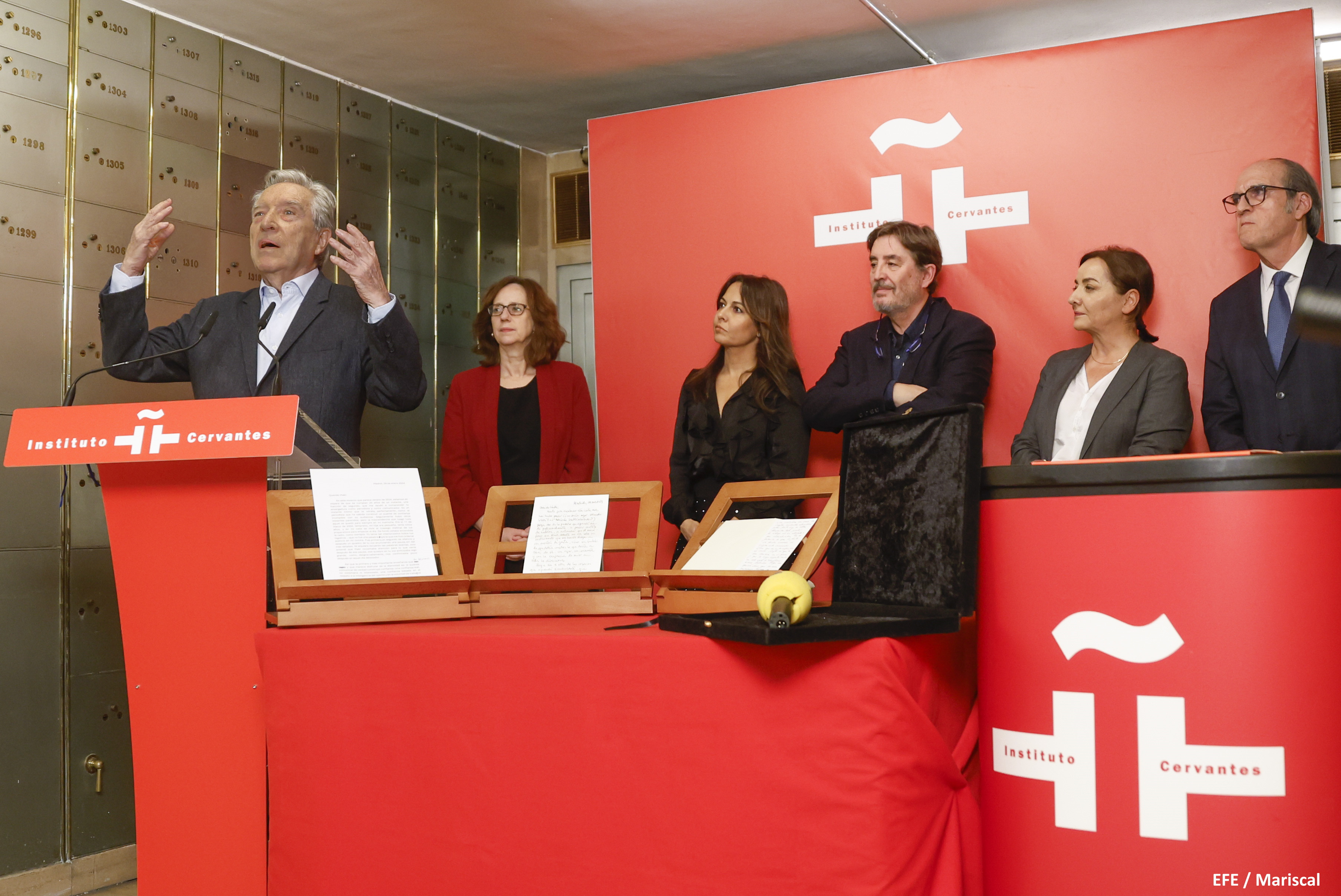 El Defensor del Pueblo, Ángel Gabilondo en el Instituto Cervantes en la entrega del legado del periodista Iñaki Gabilondo a la Caja de las Letras