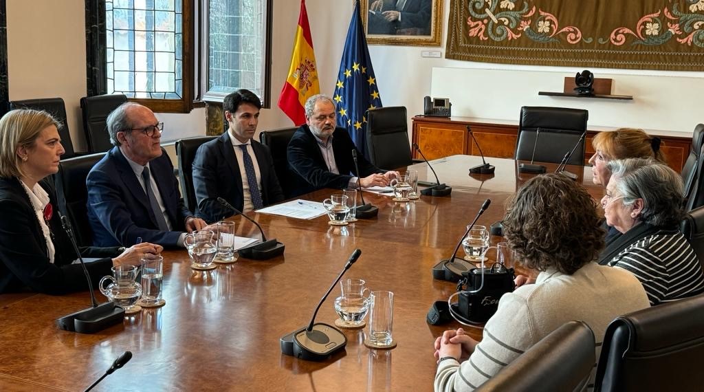 Ángel Gabilondo mantiene un encuentro con representantes de APEPOC