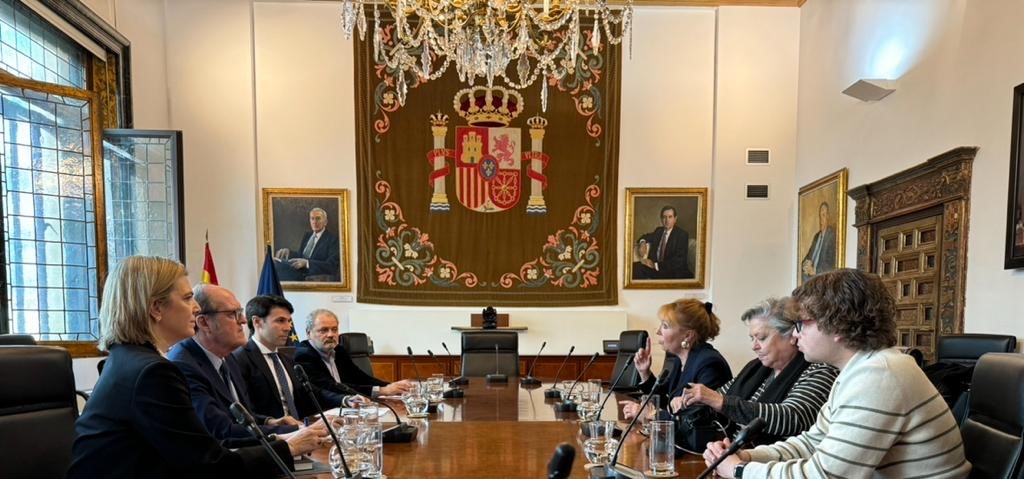 Ángel Gabilondo mantiene un encuentro con representantes de APEPOC