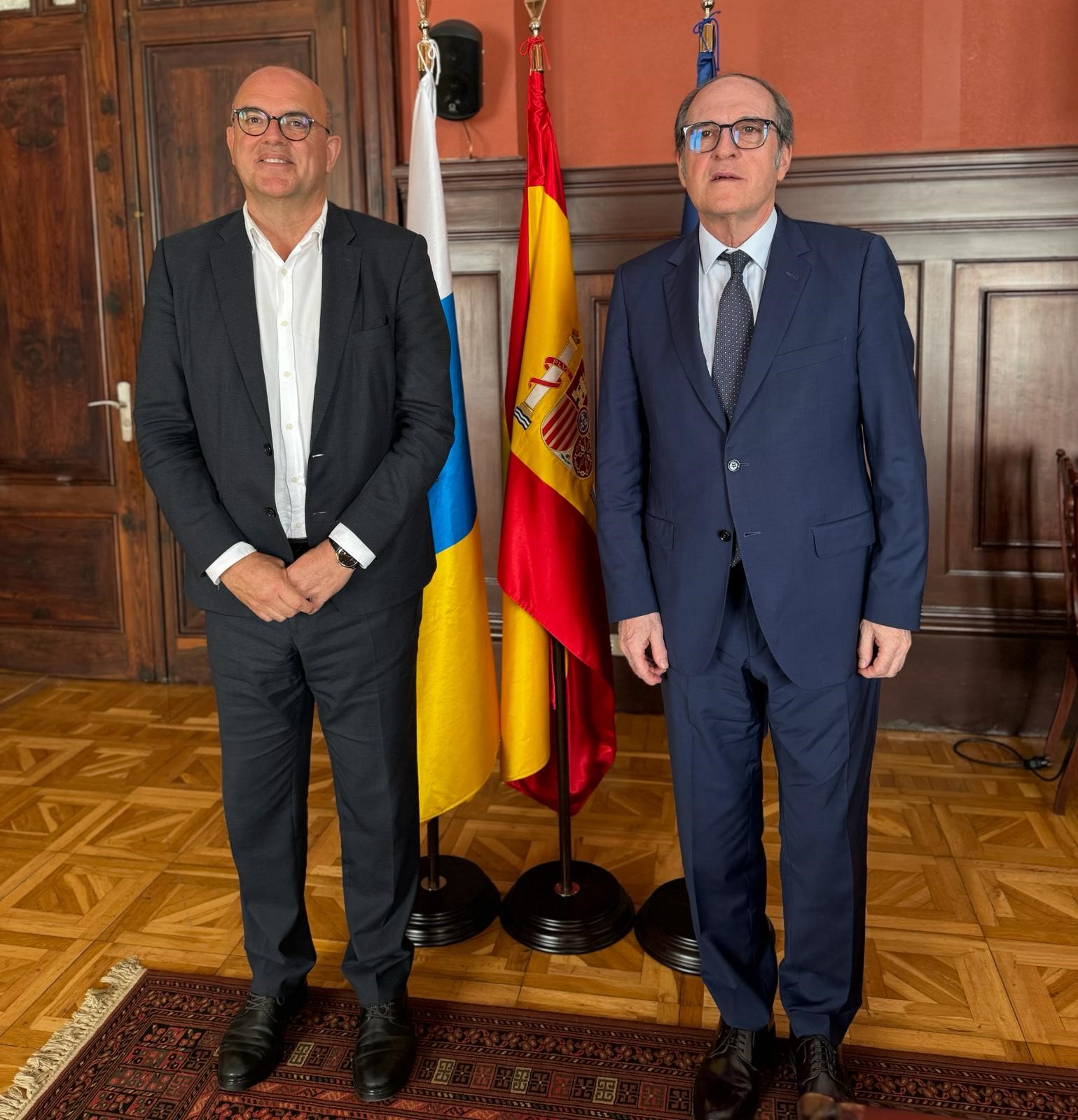 El Defensor del Pueblo se reúne en Tenerife con el delegado del Gobierno en Canarias
