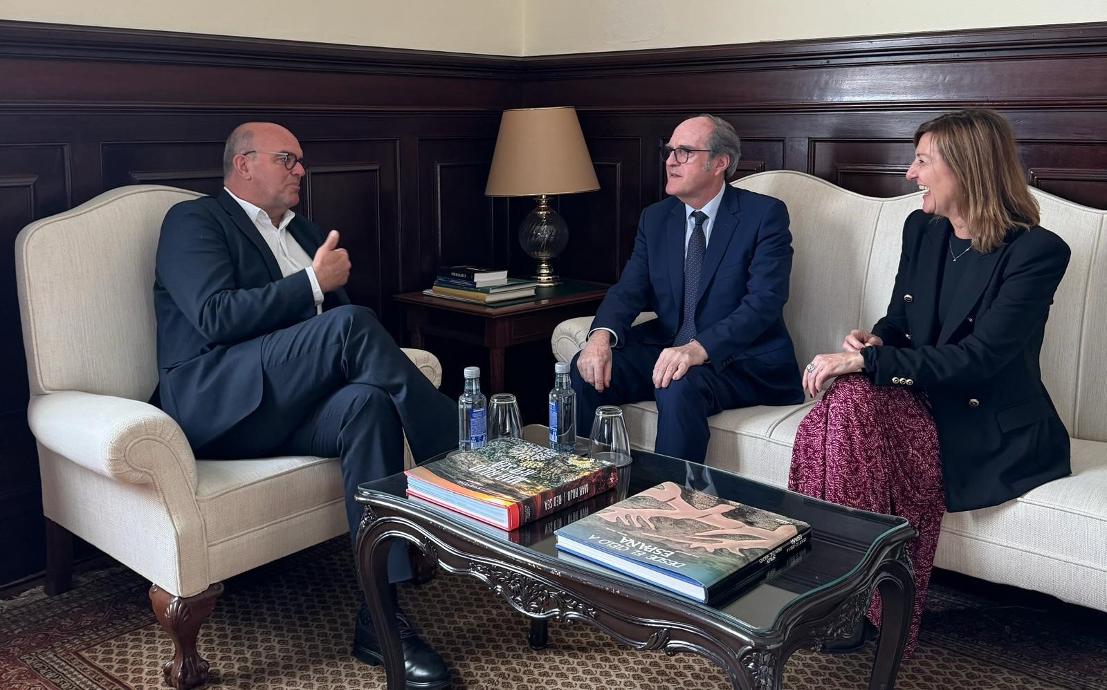 El Defensor del Pueblo se reúne en Tenerife con el delegado del Gobierno en Canarias