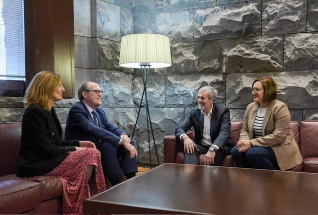 Ángel Gabilondo se reúne con el presidente de Canarias para analizar la situación migratoria en el archipiélago